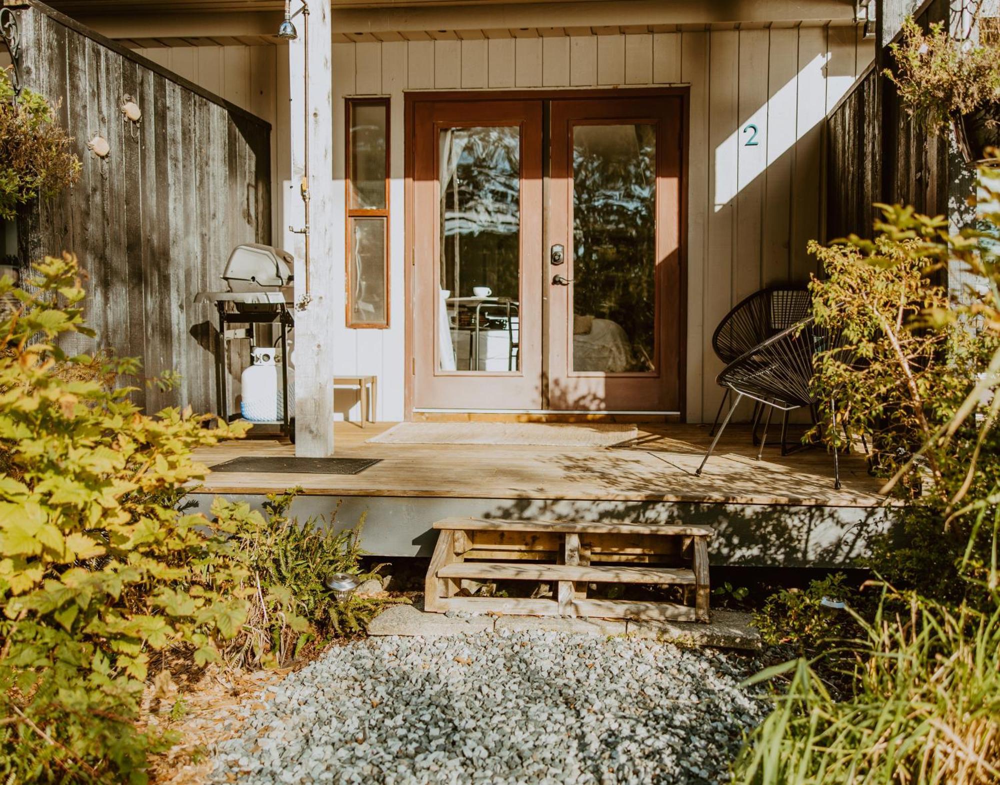 Lunar Cove Inn Charters And Tours Tofino Exterior foto