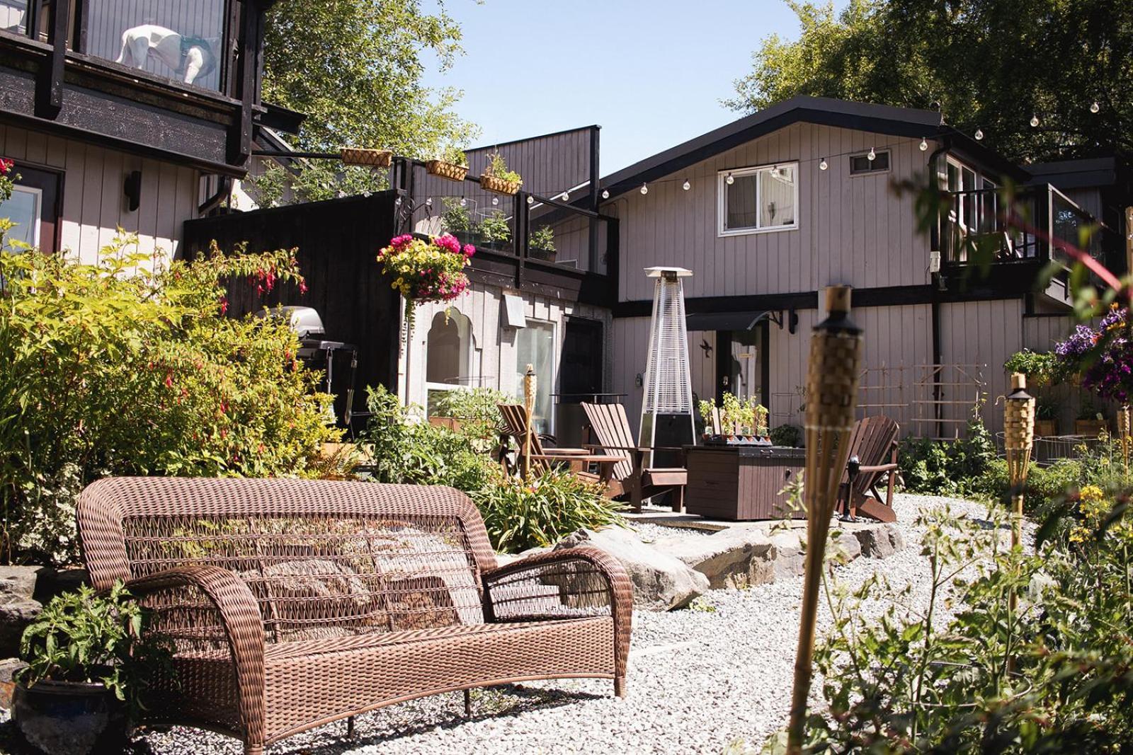 Lunar Cove Inn Charters And Tours Tofino Exterior foto